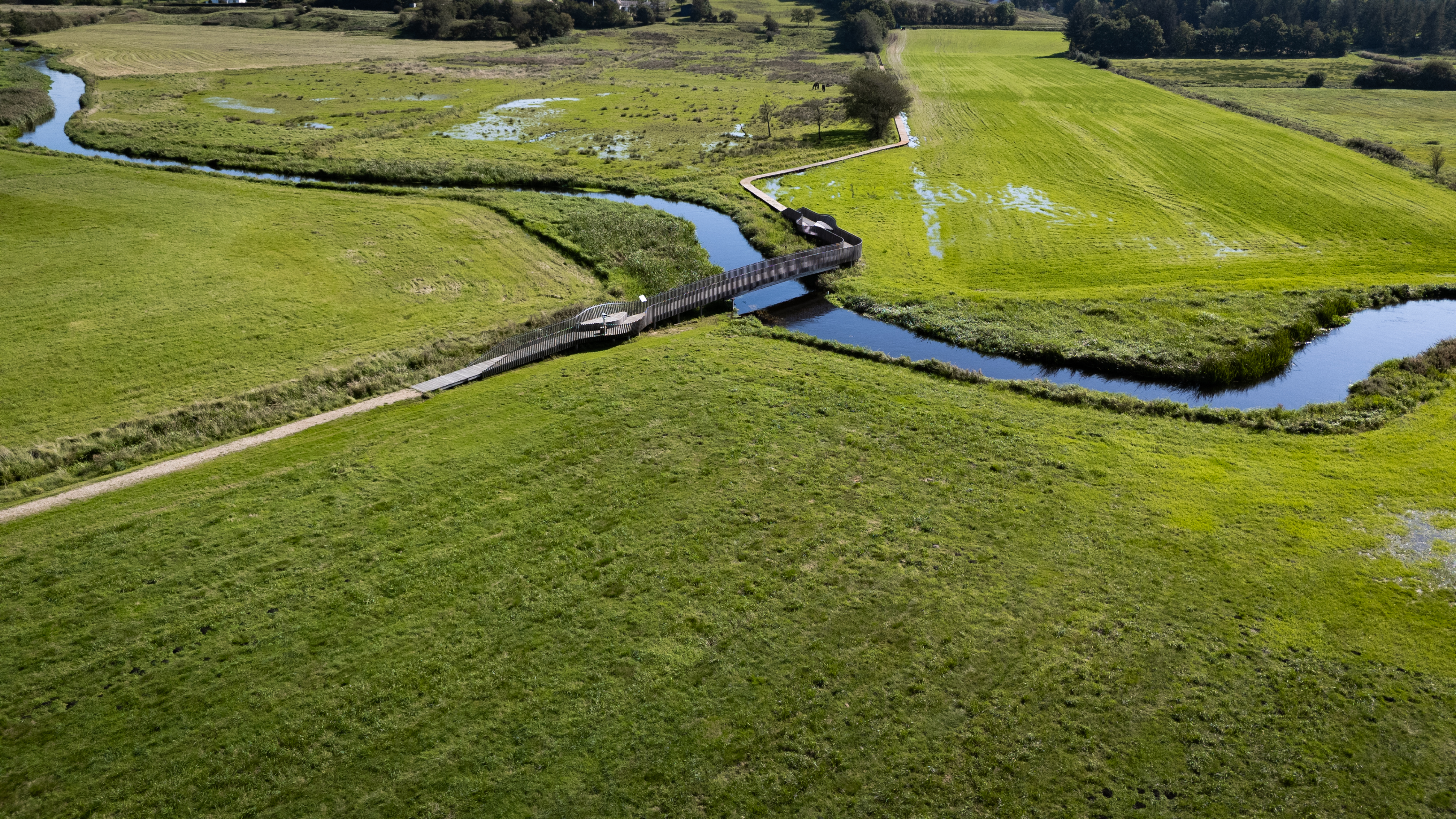 Luftfoto af broen og åen