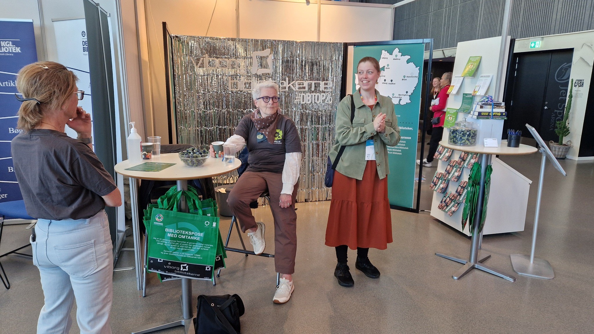 Frivillige står omkring et bord