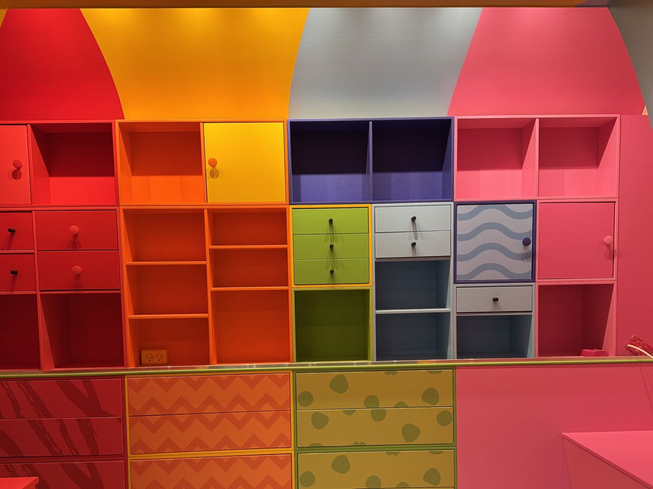 Aktivitetshuset set indefra. Der mange farver og skuffer med plads til blandt andet kreative redskaber.