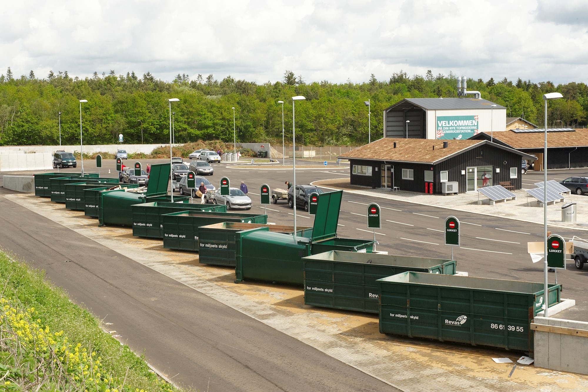 Store grønne åbne affaldscontainere på Revas