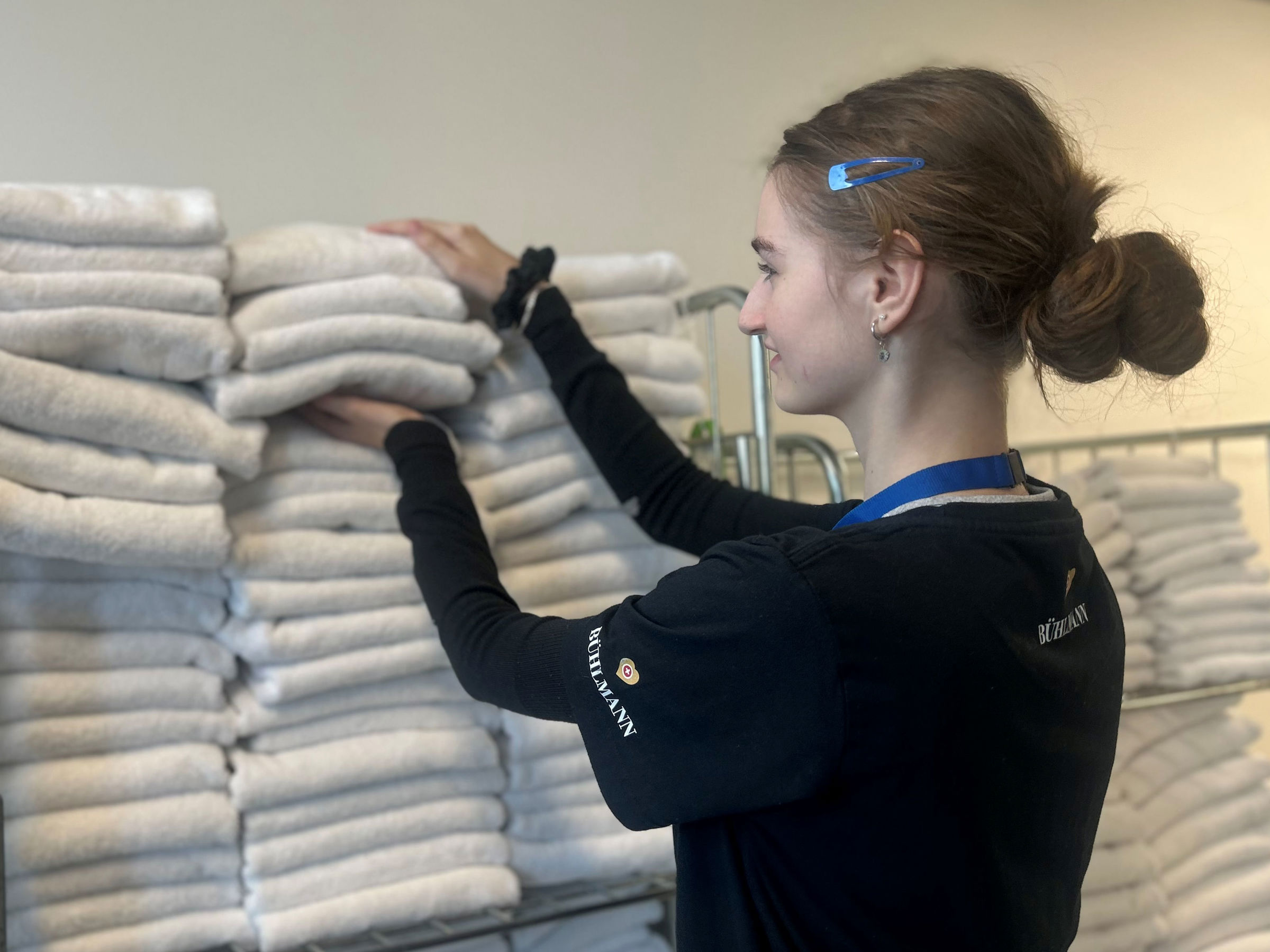 Housekeeper-afløser på Peak 12 Hotel, Anna Kastbjerg, finder håndklæder frem til hotelværelserne