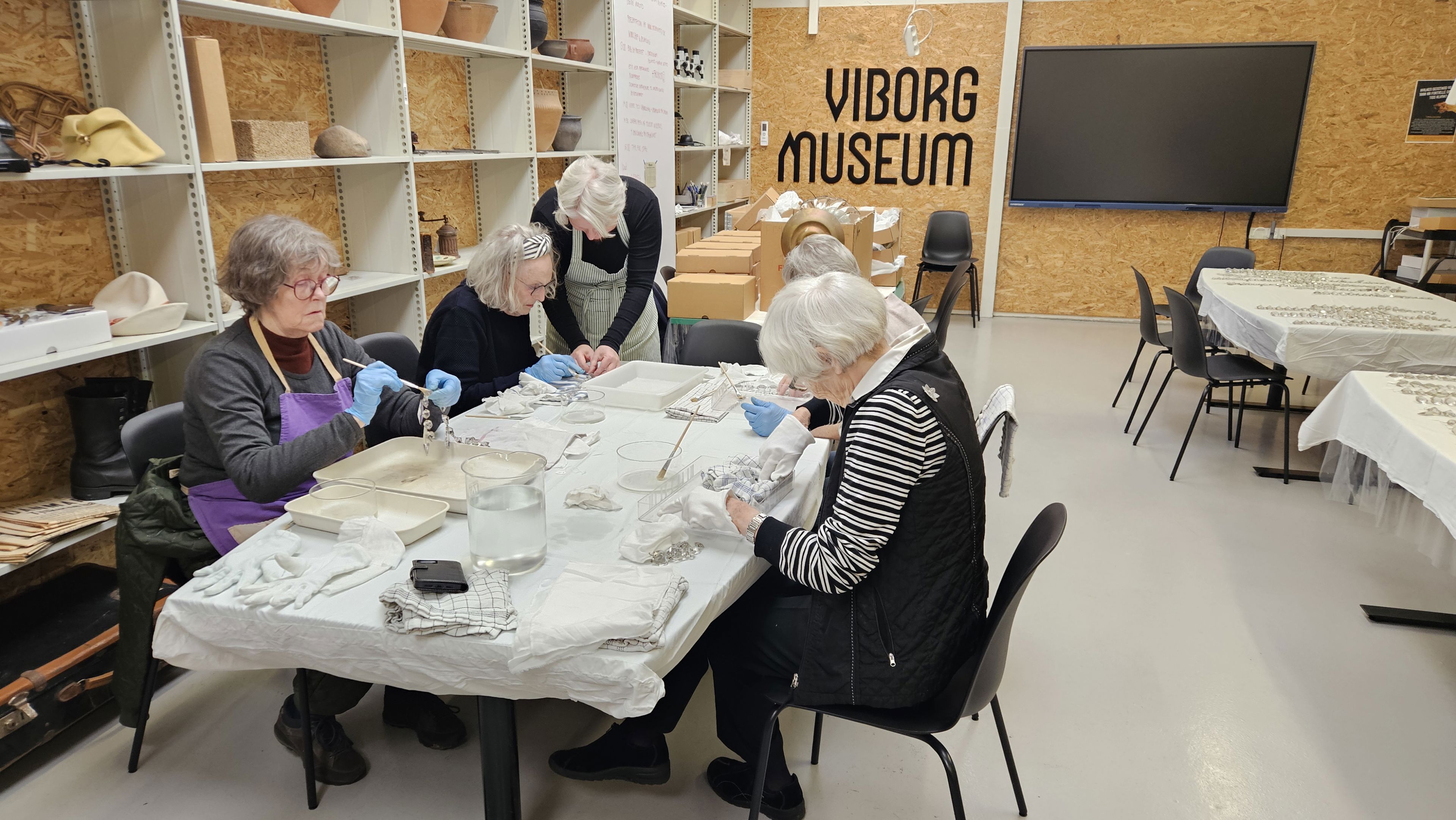 Frivillige renser smykker på Viborg Museum