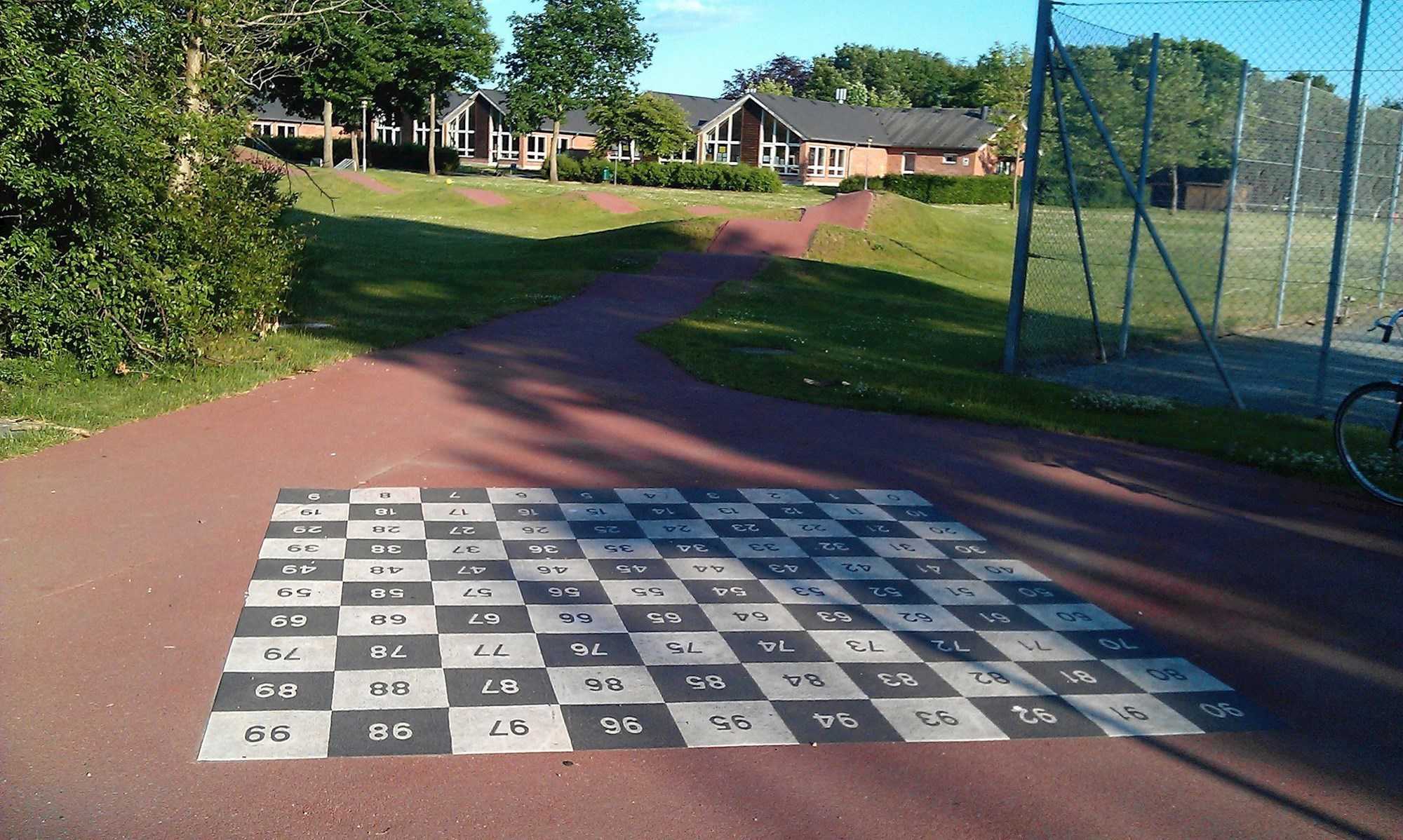 På en sti er tal fra 0-99 malet i hvide og sorte kvadrater.