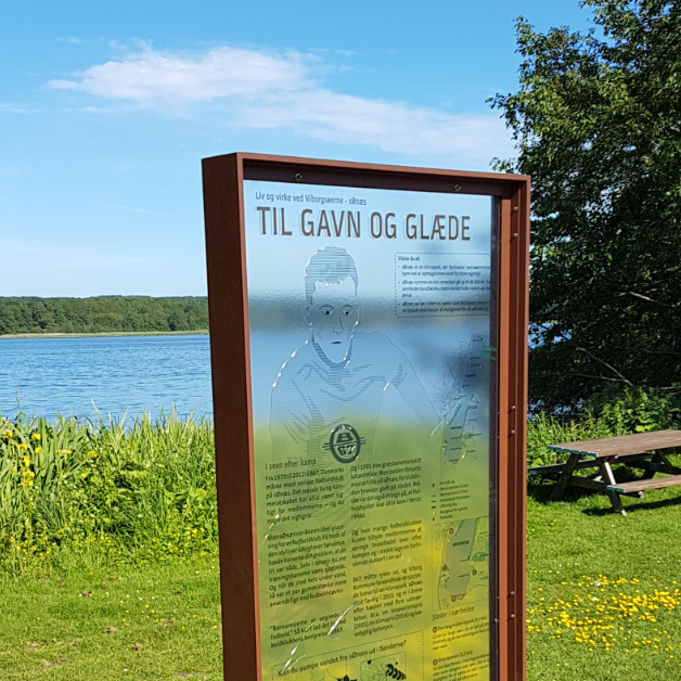 Skilt ved sø