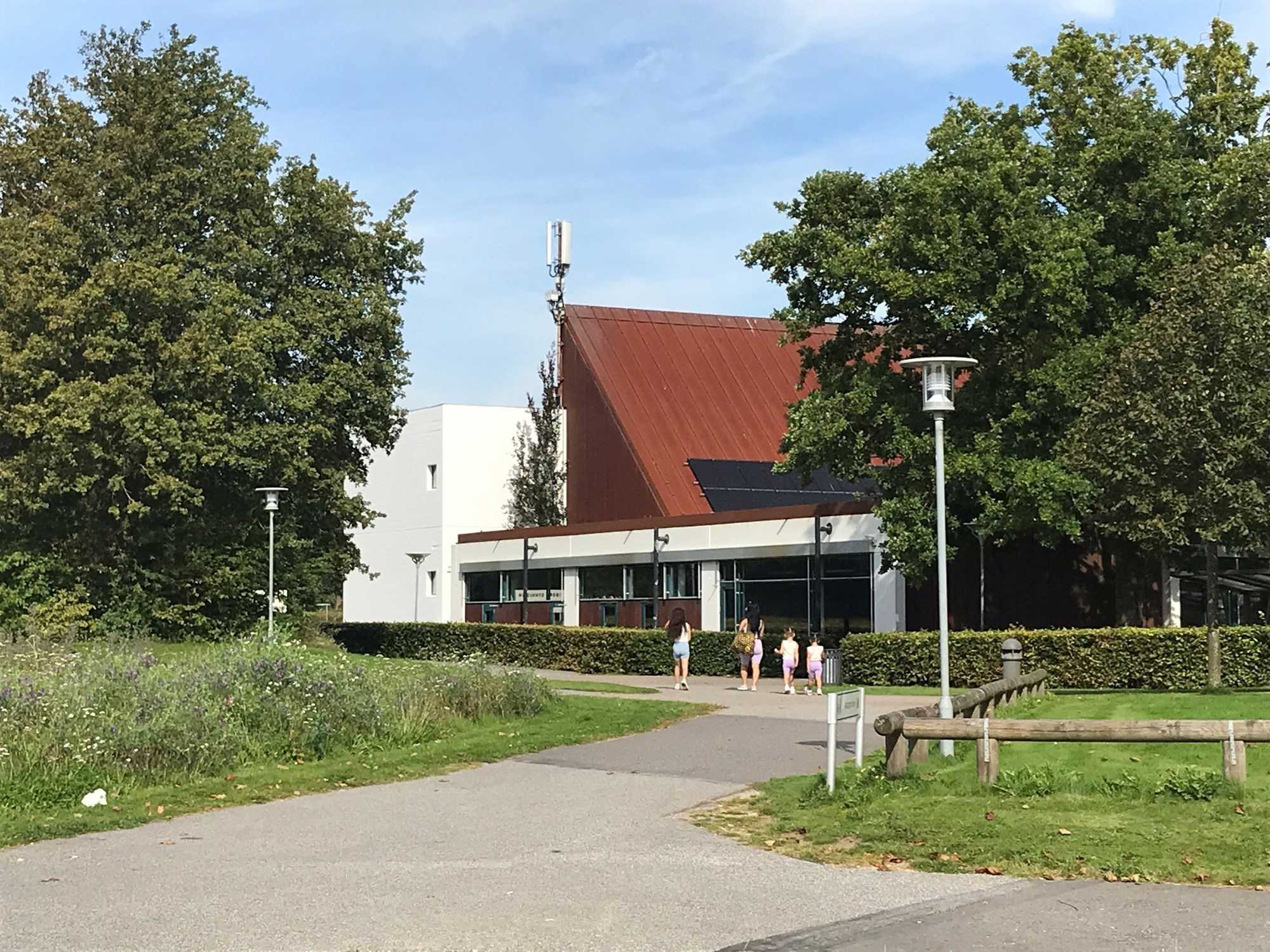 Personer på vej mod Viborg Gymnasium