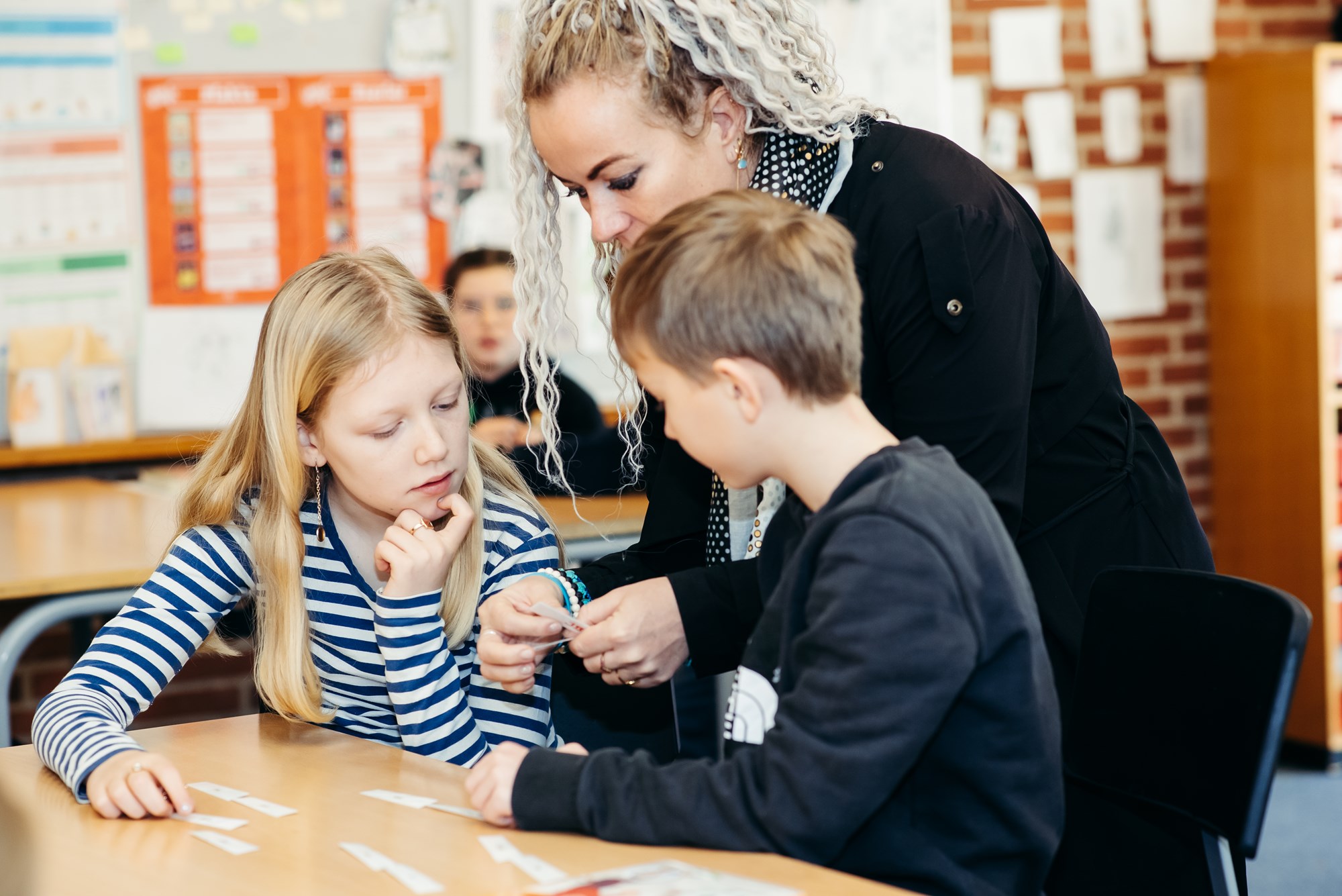 Lærer, der taler med elev