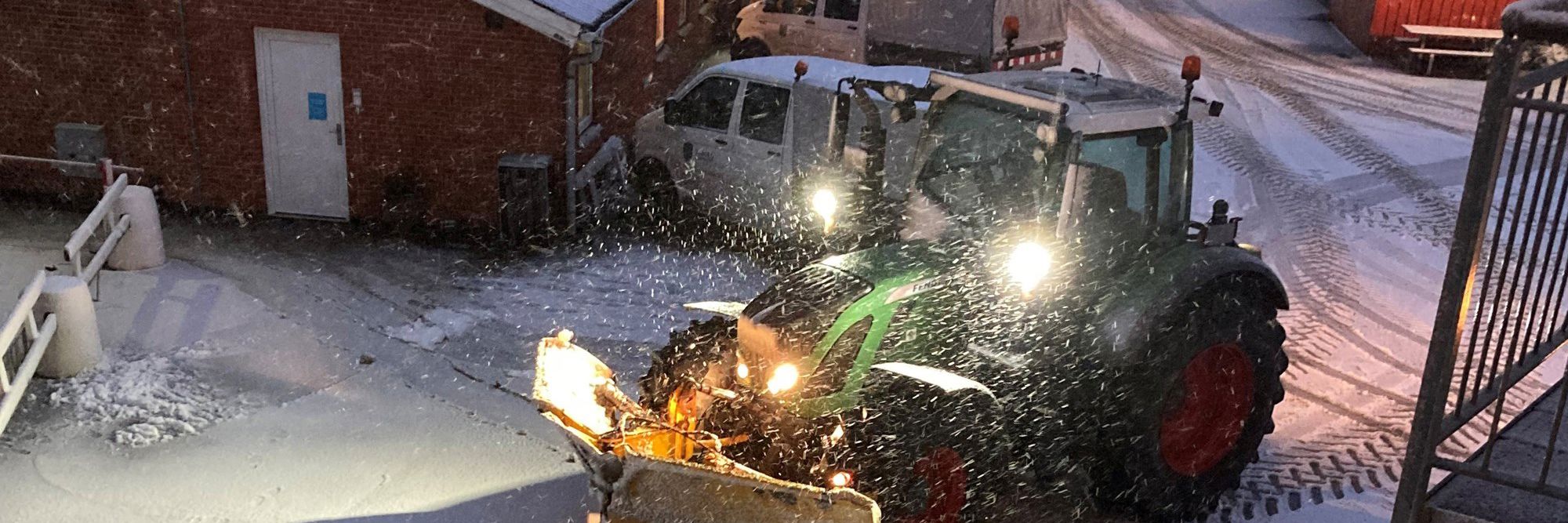 Traktor rydder sne