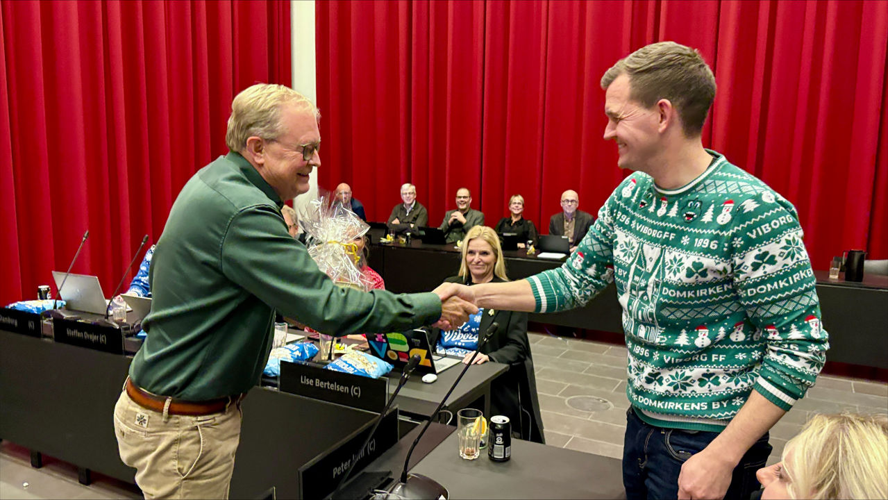 Peter Juhl (C) får overrakt afskedsgave af afgående borgmester Ulrik Wilbek (V)