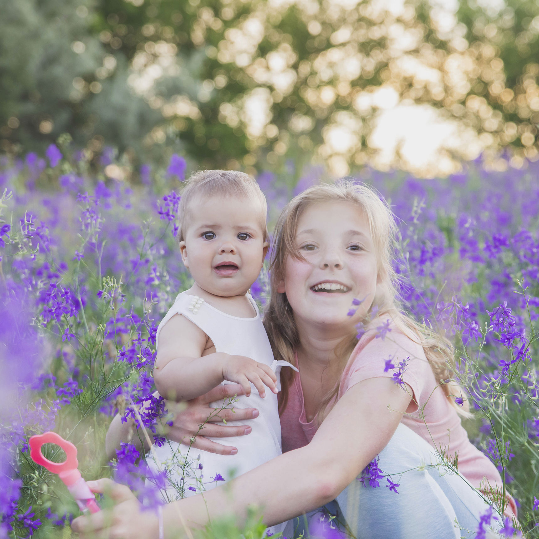 Børn på blomstereng