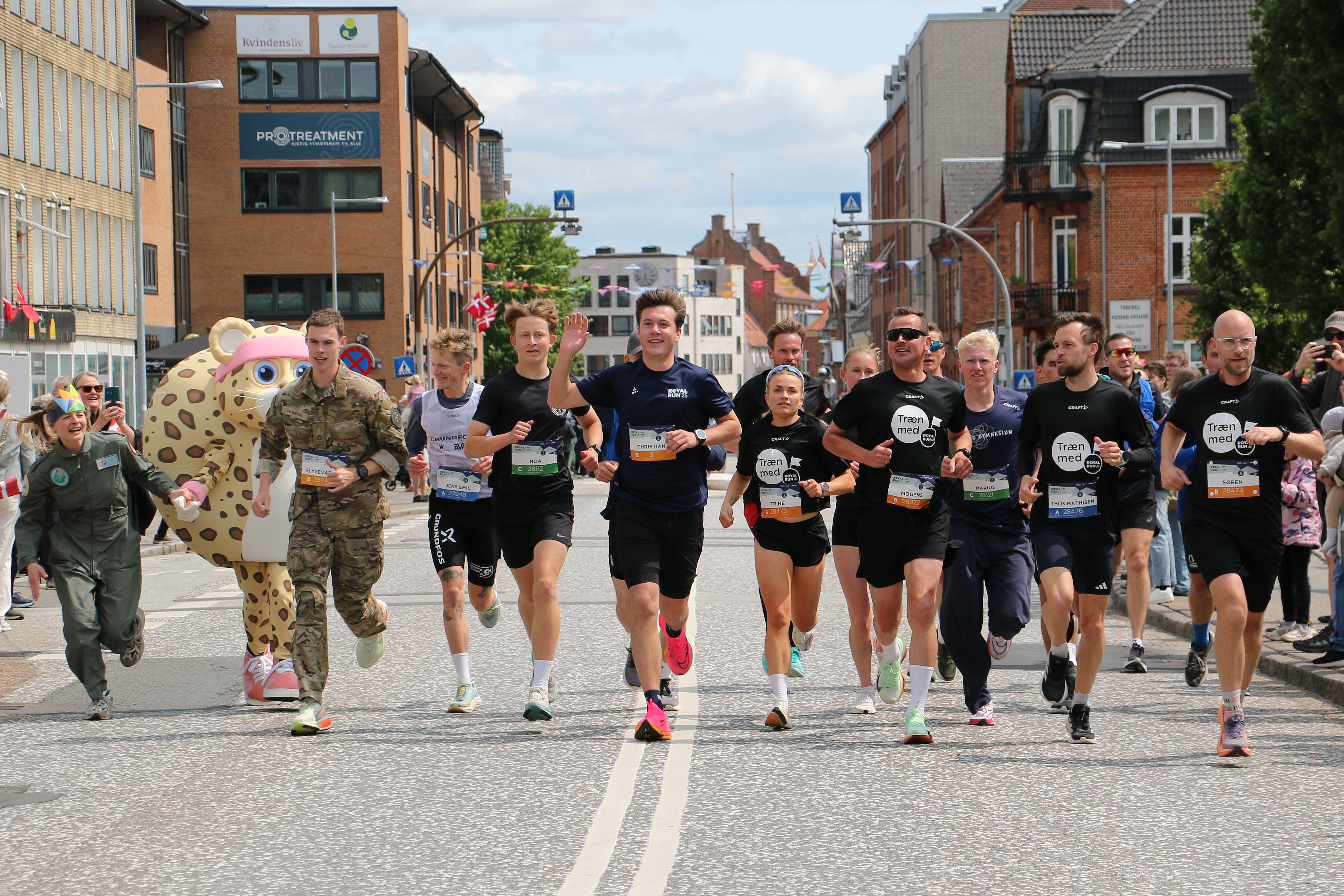 Kronprins Christian løber med ved Royal Run i Viborg.