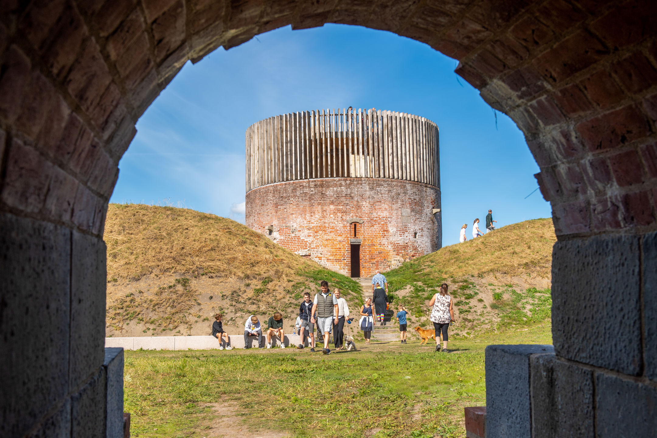 Mange mennesker foran Hald Ruin