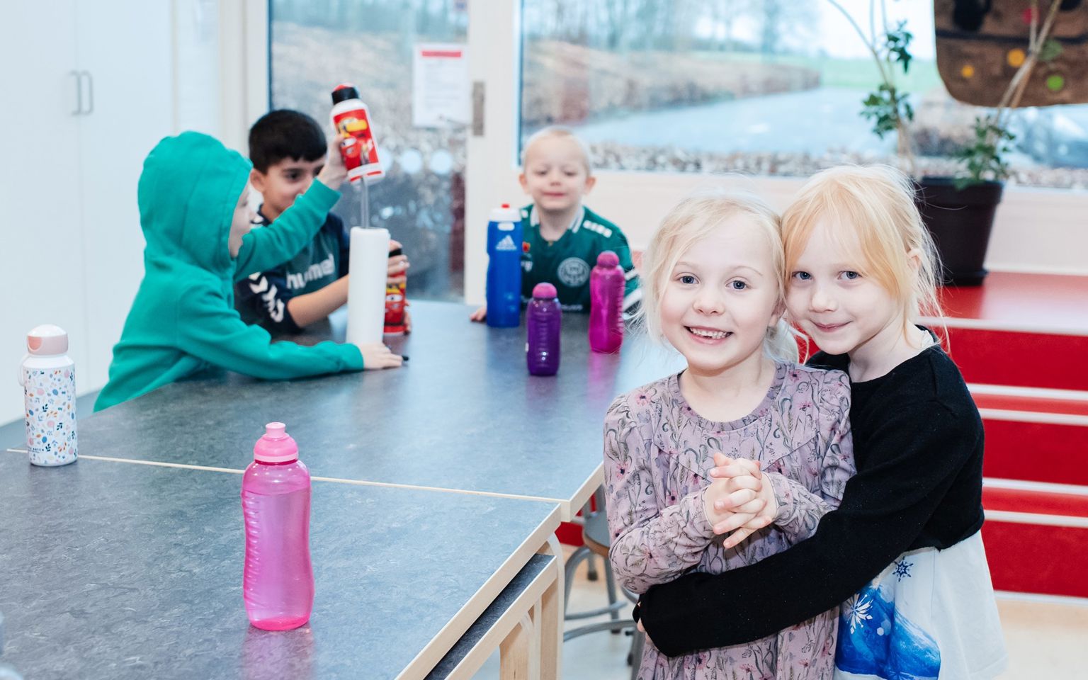 To piger, der krammer hinanden