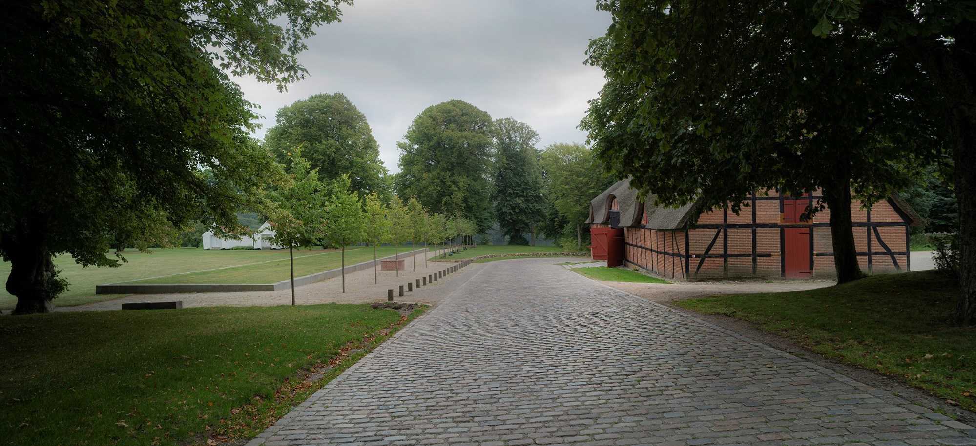 Ny brostensbelægning i vejsvinget ved Hald Laden