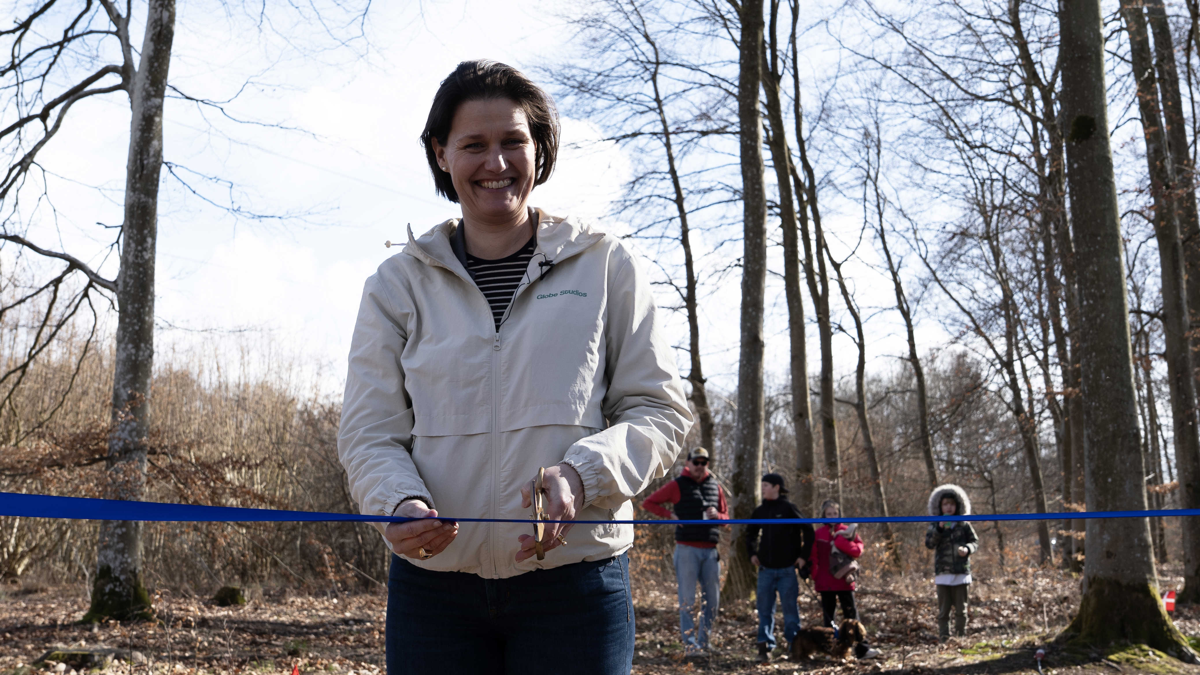 Borgmester Katrine Fusager Rohde klipper snoren og indvier officielt Gudenåstien.