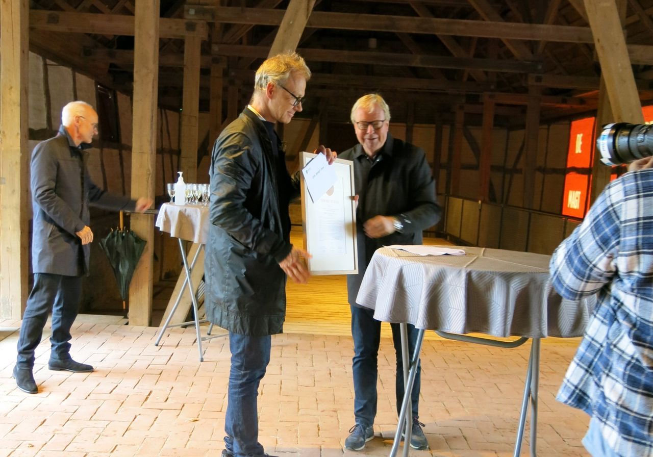 Borgmesteren overrækker diplom til arkitekt Erik Brandt Dam