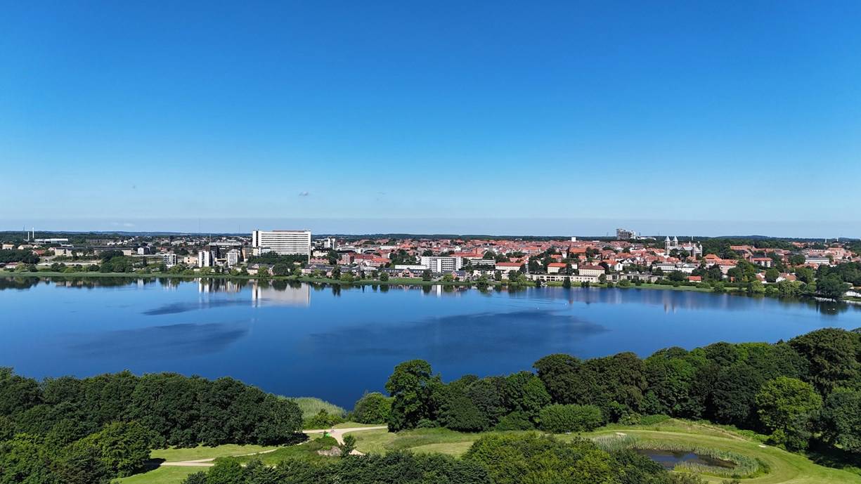 Luftfoto. Sommerdag. Viborg by og Søndersø.