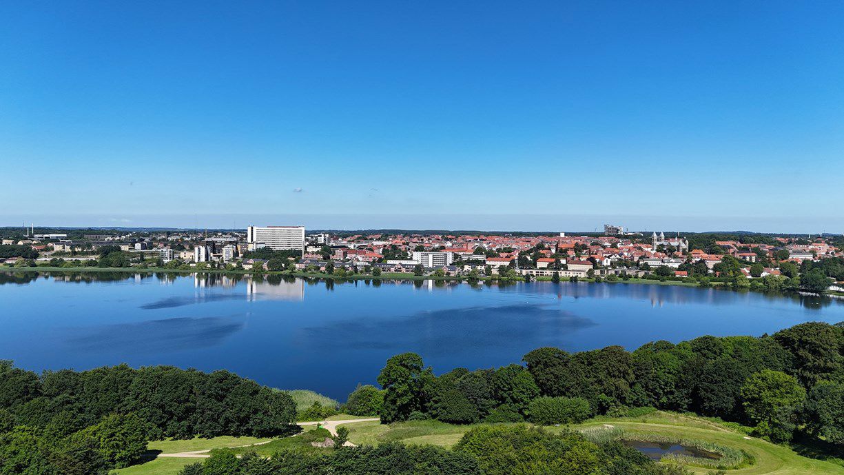 Luftfoto. Sommerdag. Viborg by og Søndersø.