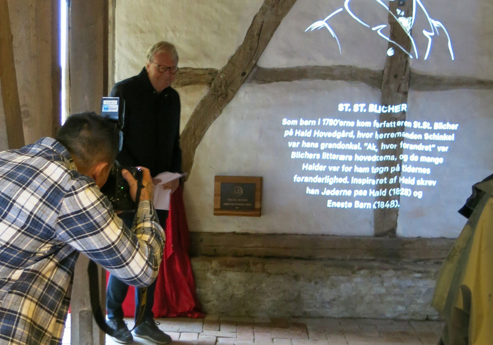 Borgmester og plakette i Hald Laden - en fotograf tager billede