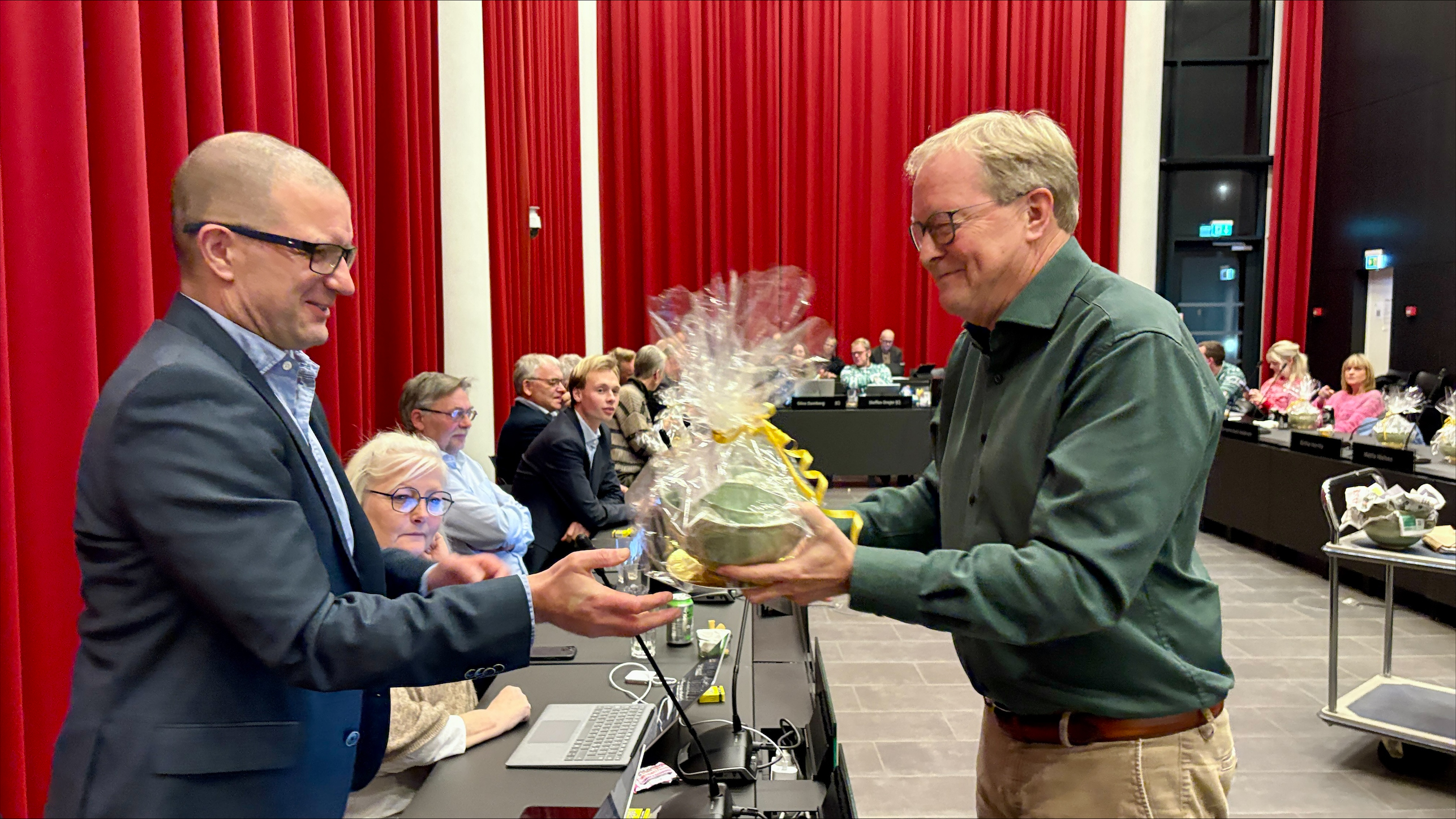 Kim Dongsgaard (V) får overrakt afskedsgave af afgående borgmester Ulrik Wilbek (V)