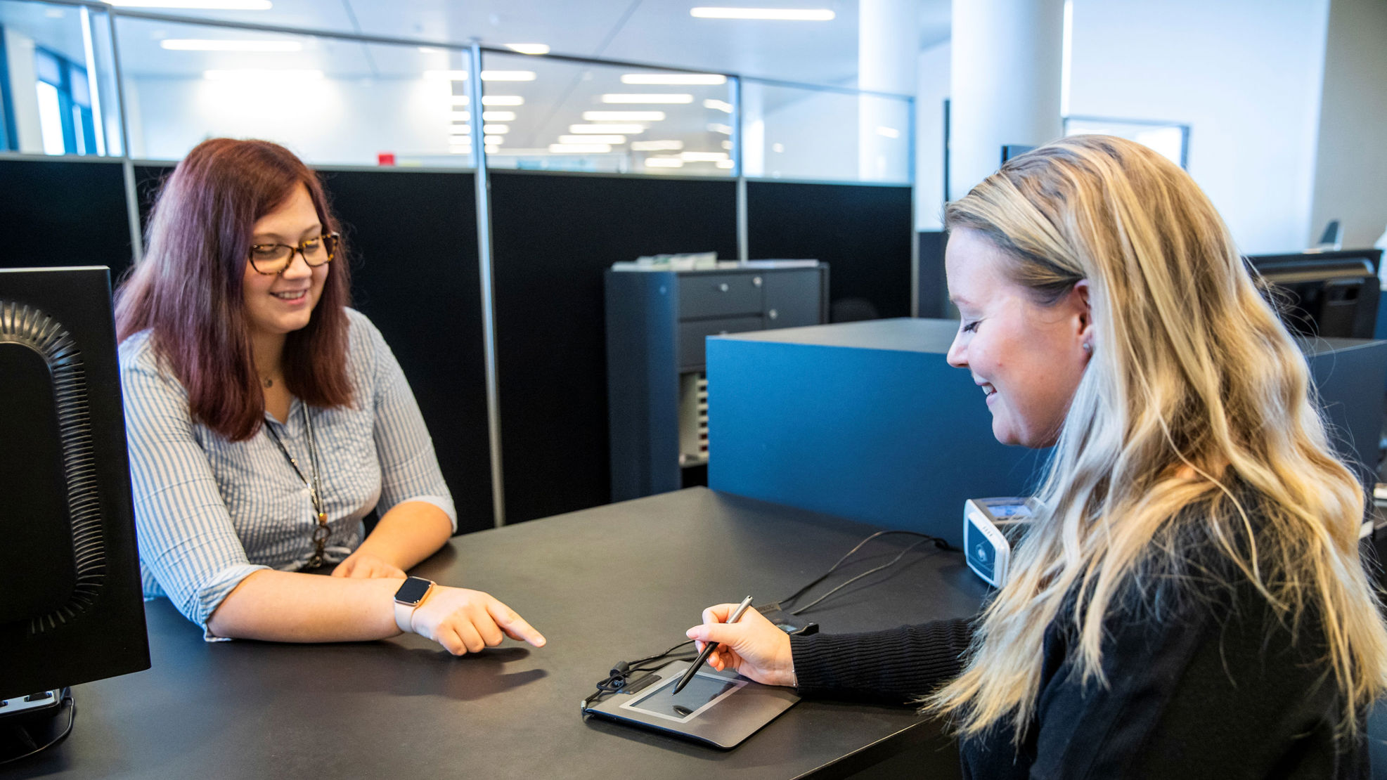 Borger ekspederes ved skranke i Borgerservice