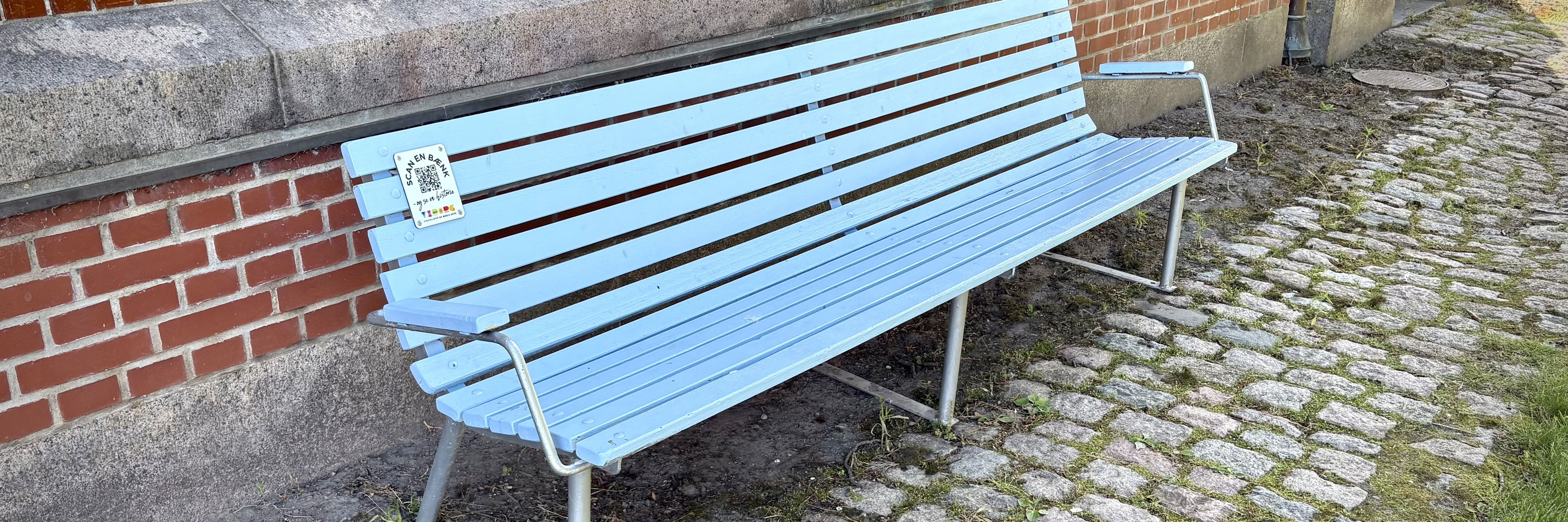 En blå "animationsbænk" ved Rigsarkivet i Viborg.