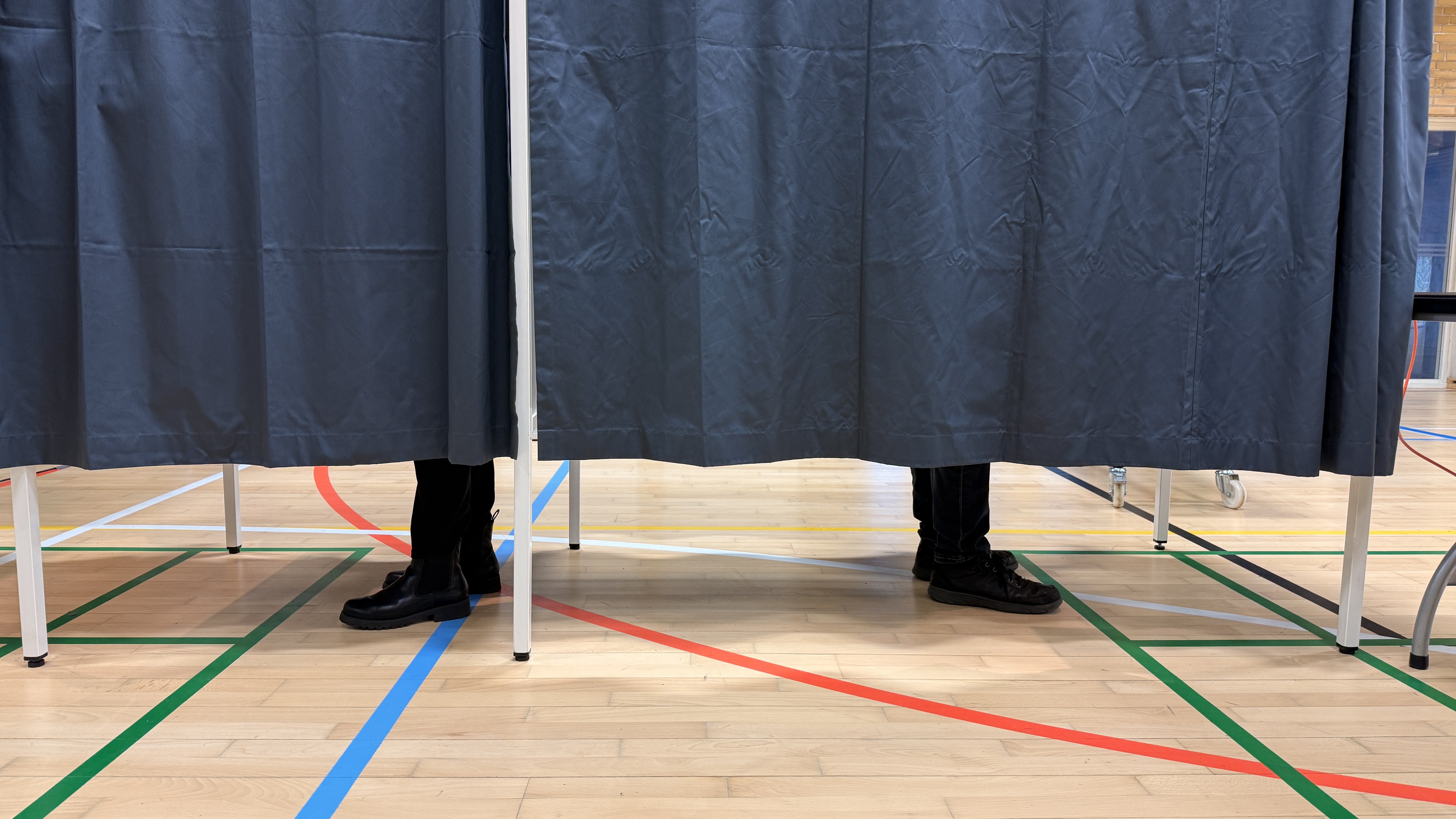 Borgere står bag gardin til valg