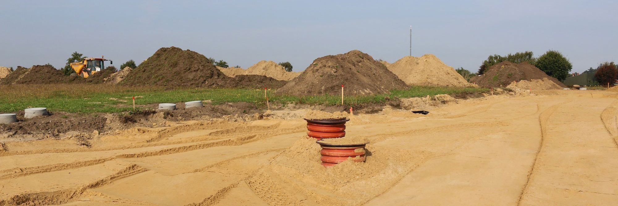 Byggemodning byggegrunde. Sand og jordbunker.