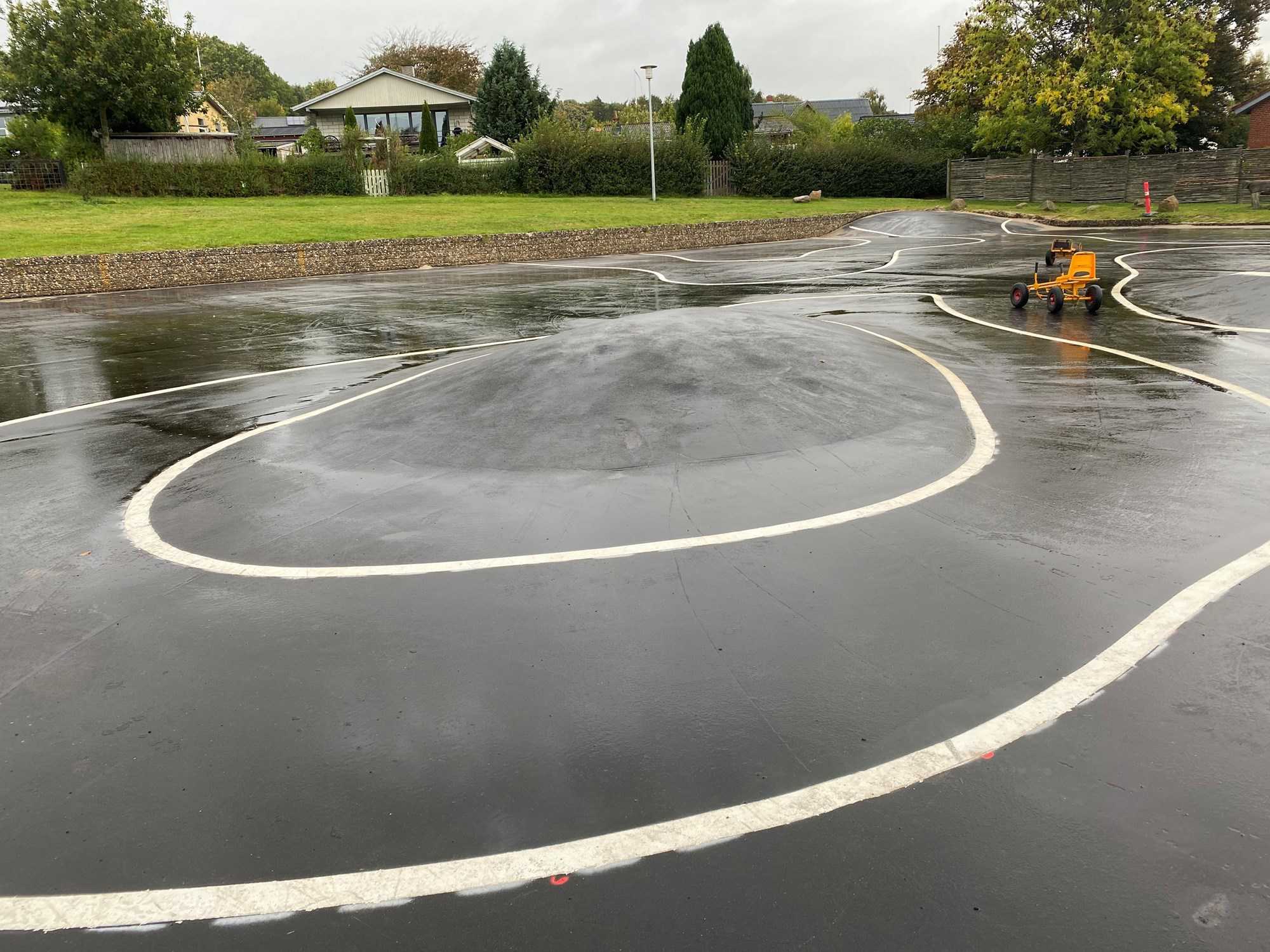 Bane optegnet på asfalt. Aktivitetsplads i Vejrumbro.