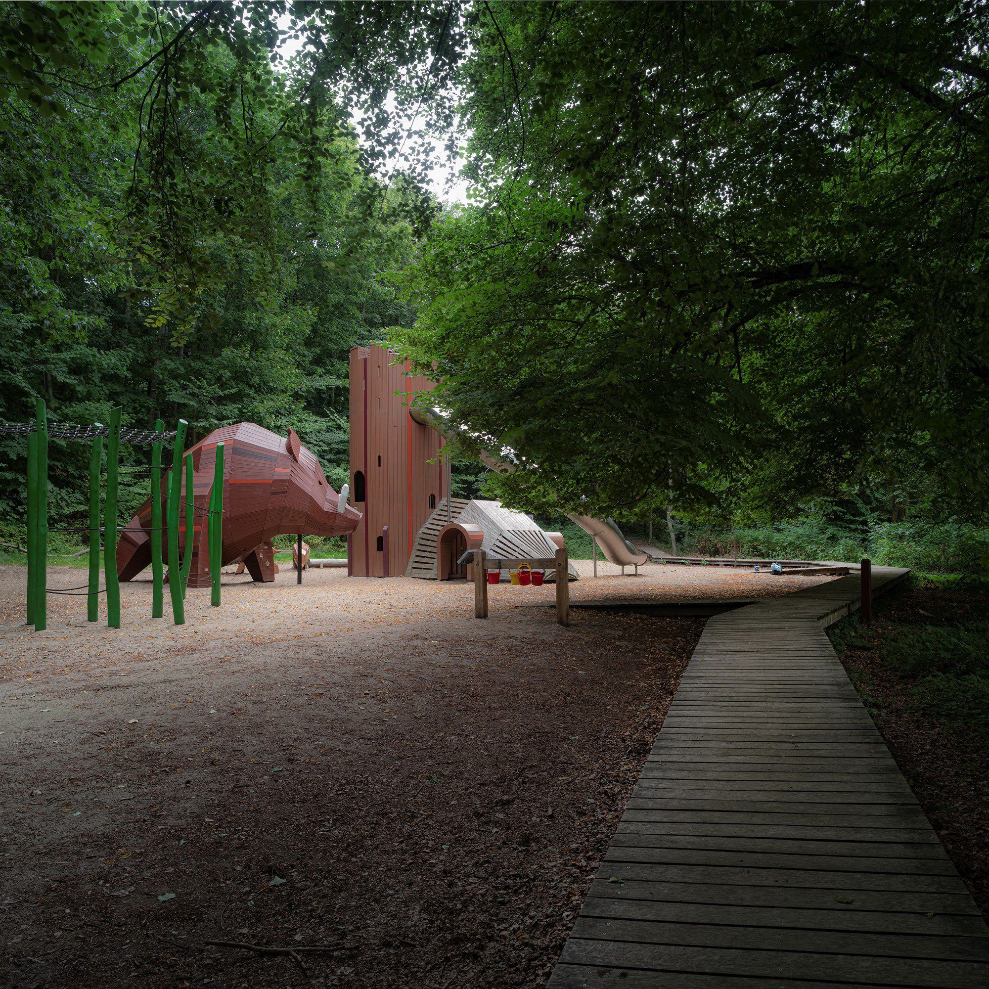 Naturlegeplads i træ nær Hald Laden