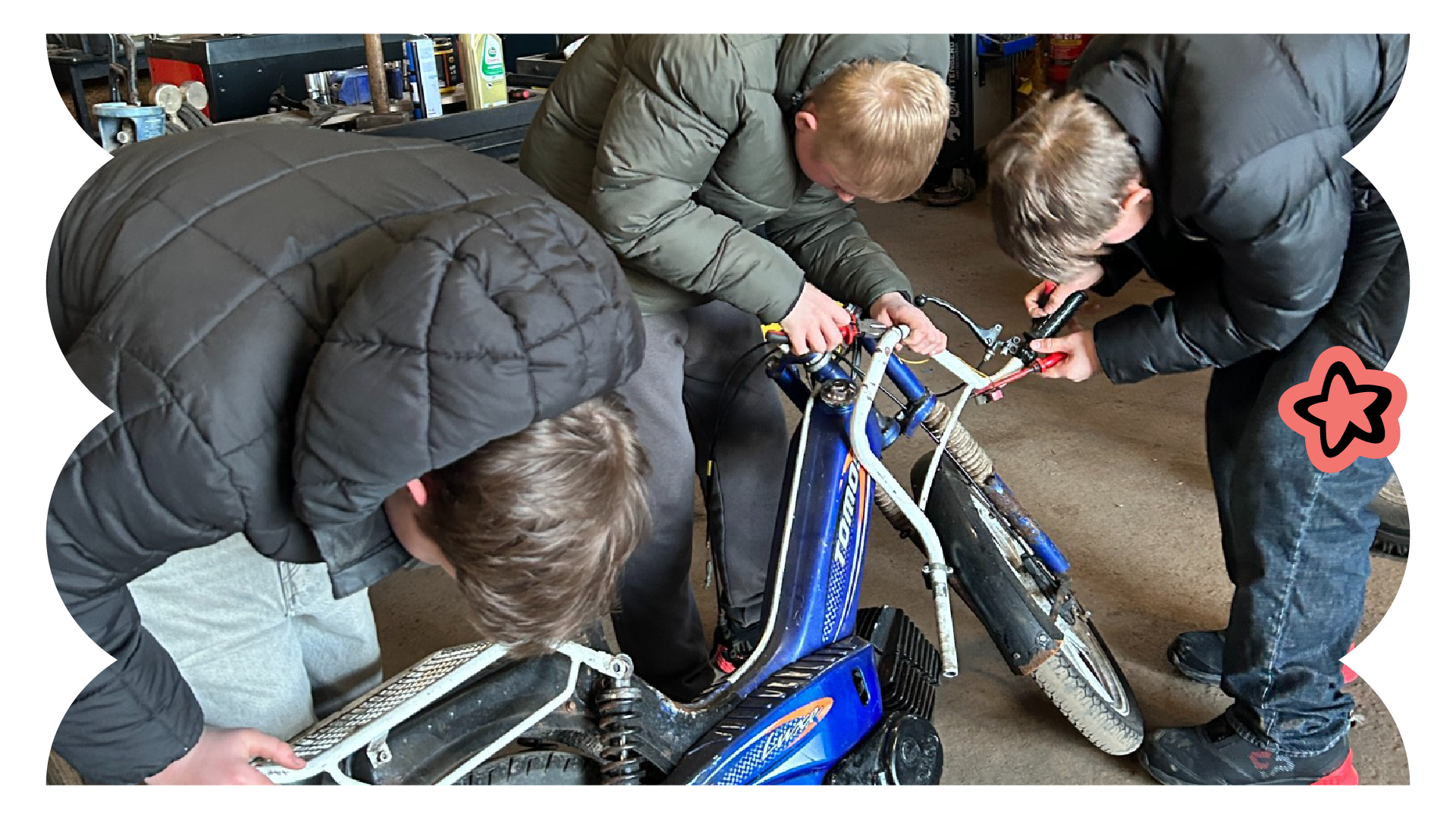 3 unge skruer i en knallert