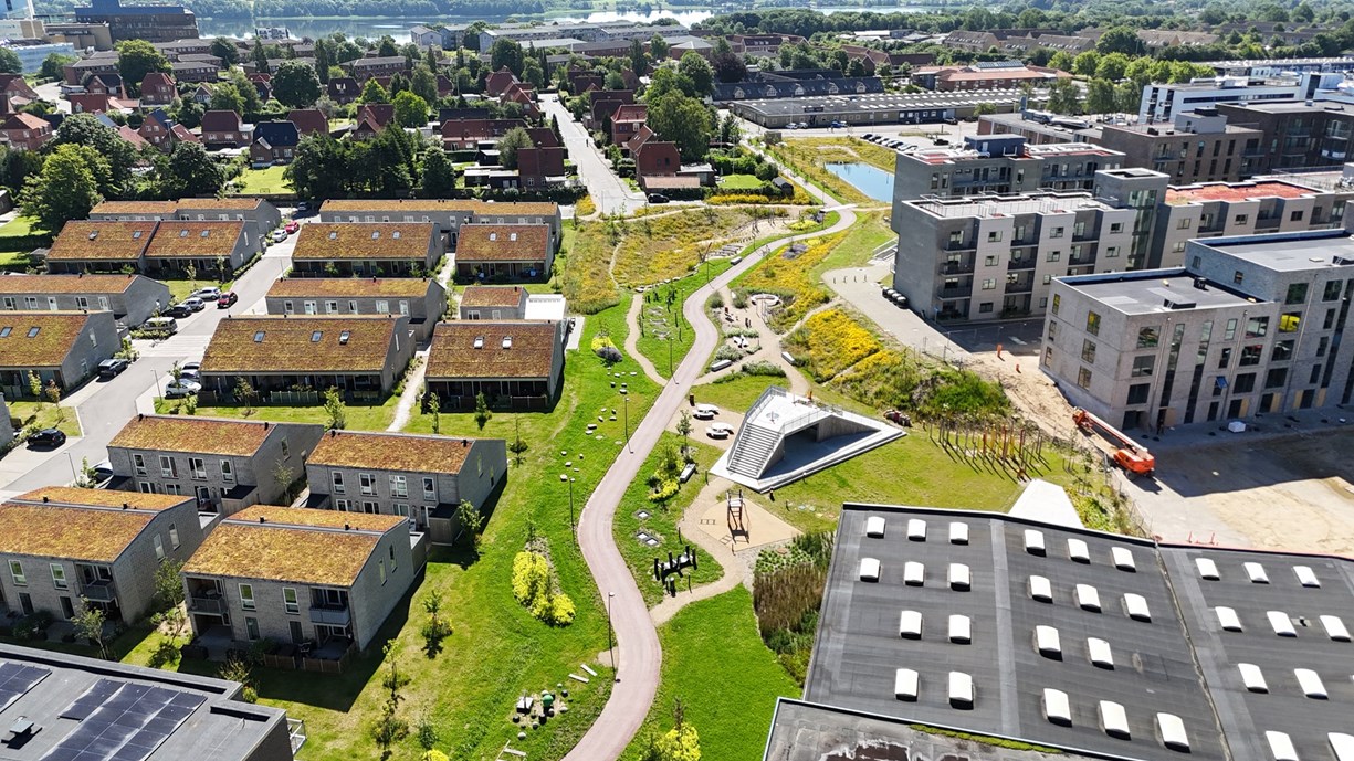 Luftfoto. Sommerdag. Viborg Baneby, Bygninger, Banebystien og Banebyparken.