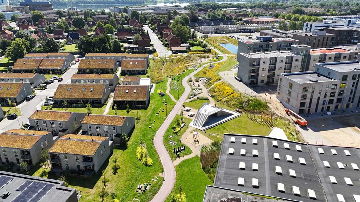 Luftfoto. Sommerdag. Viborg Baneby, Bygninger, Banebystien og Banebyparken.