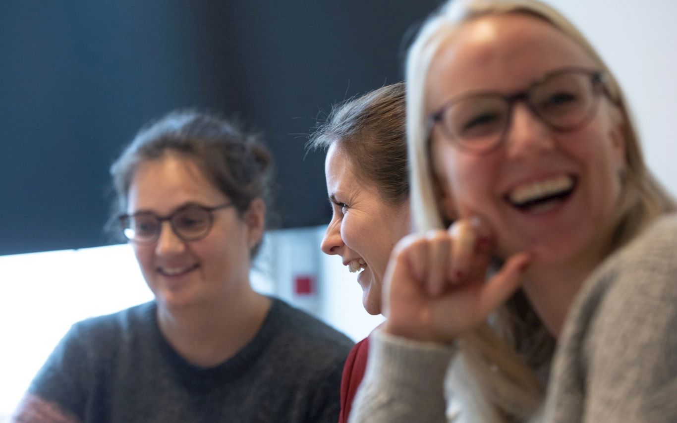 tre kvinder, der smiler