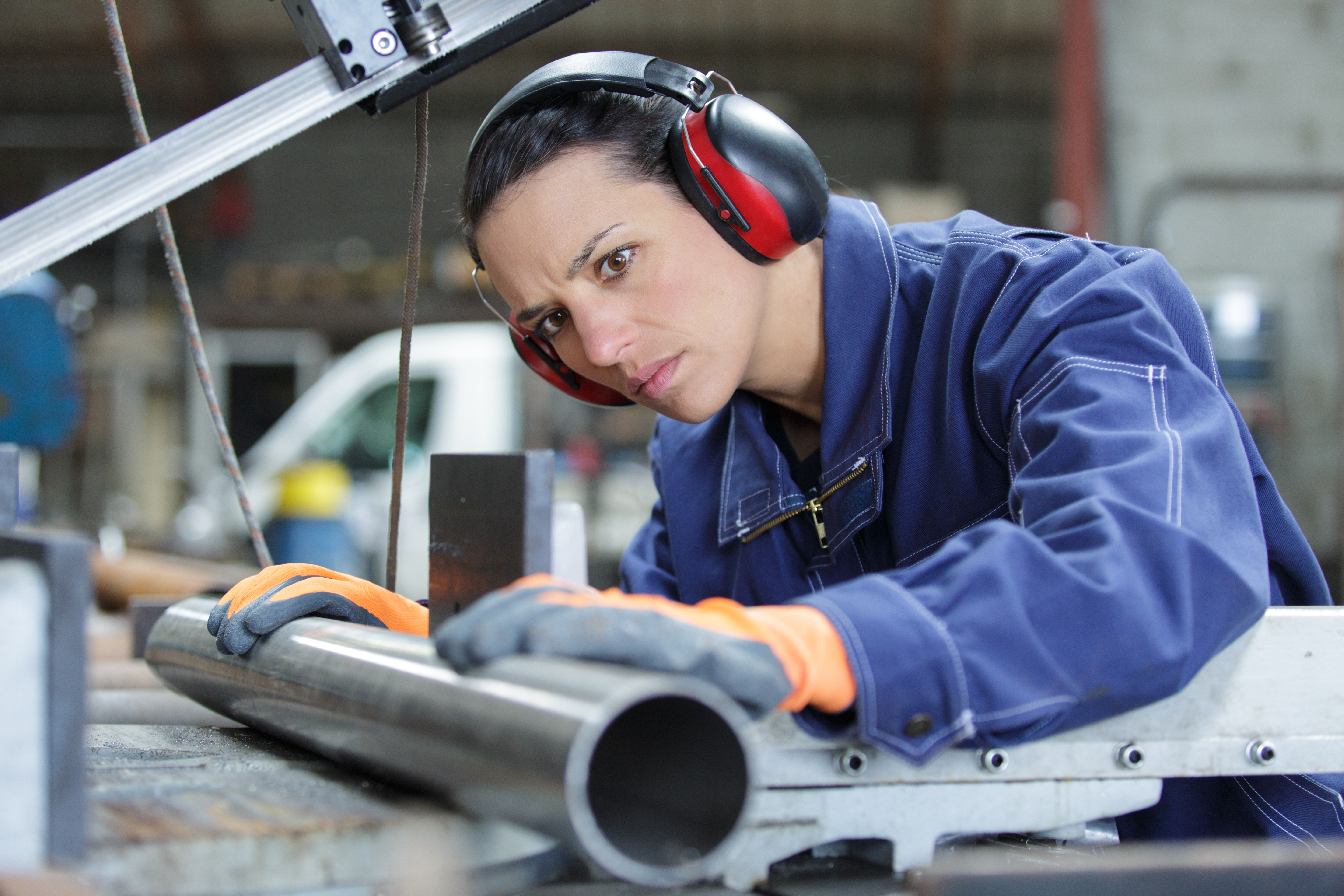 Kvinde arbejder ved maskine