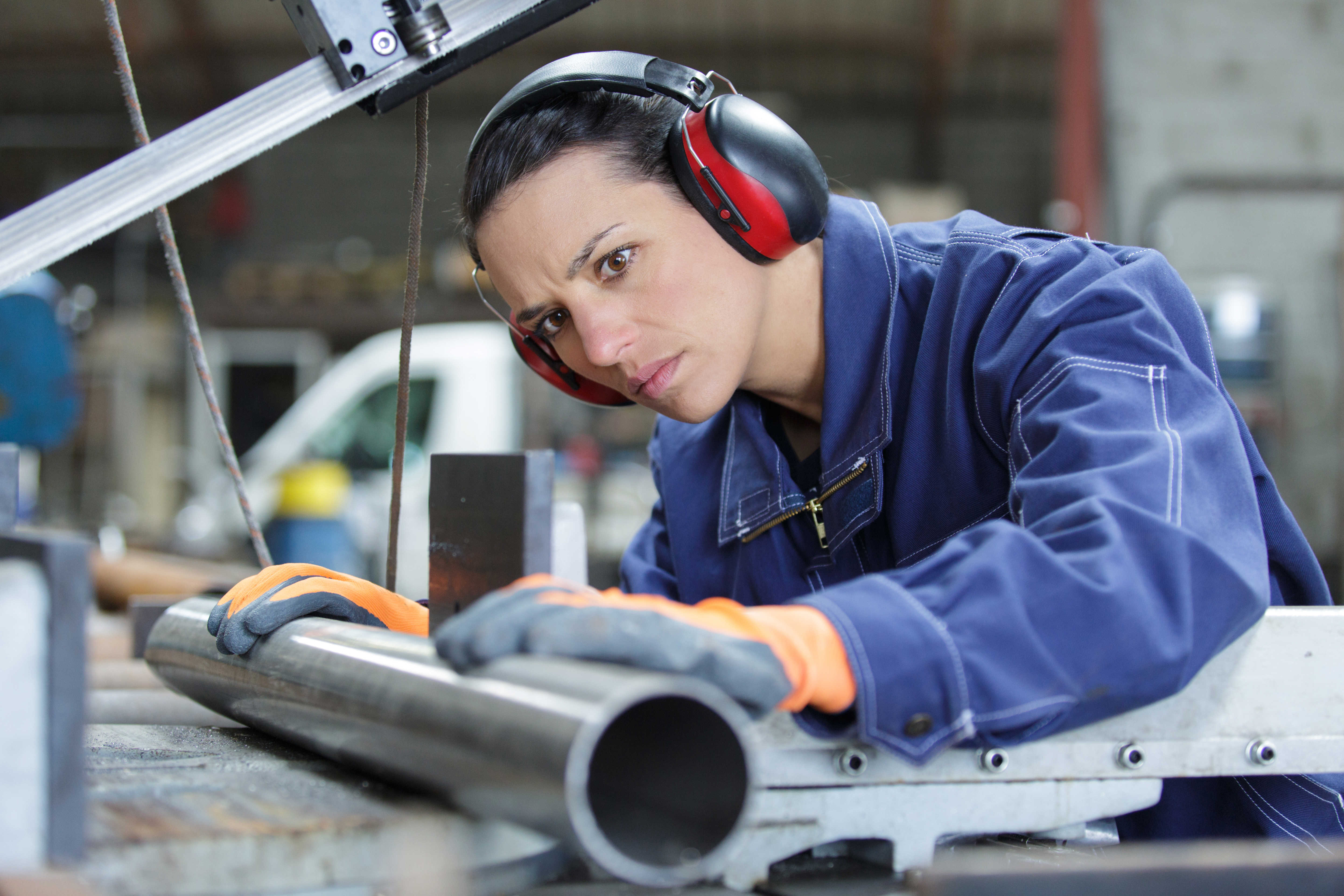 Kvinde arbejder ved maskine