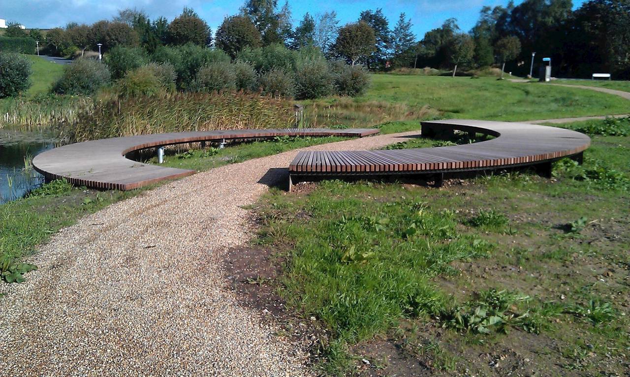 Bænk ved sø med udsigt på Kirkebakken